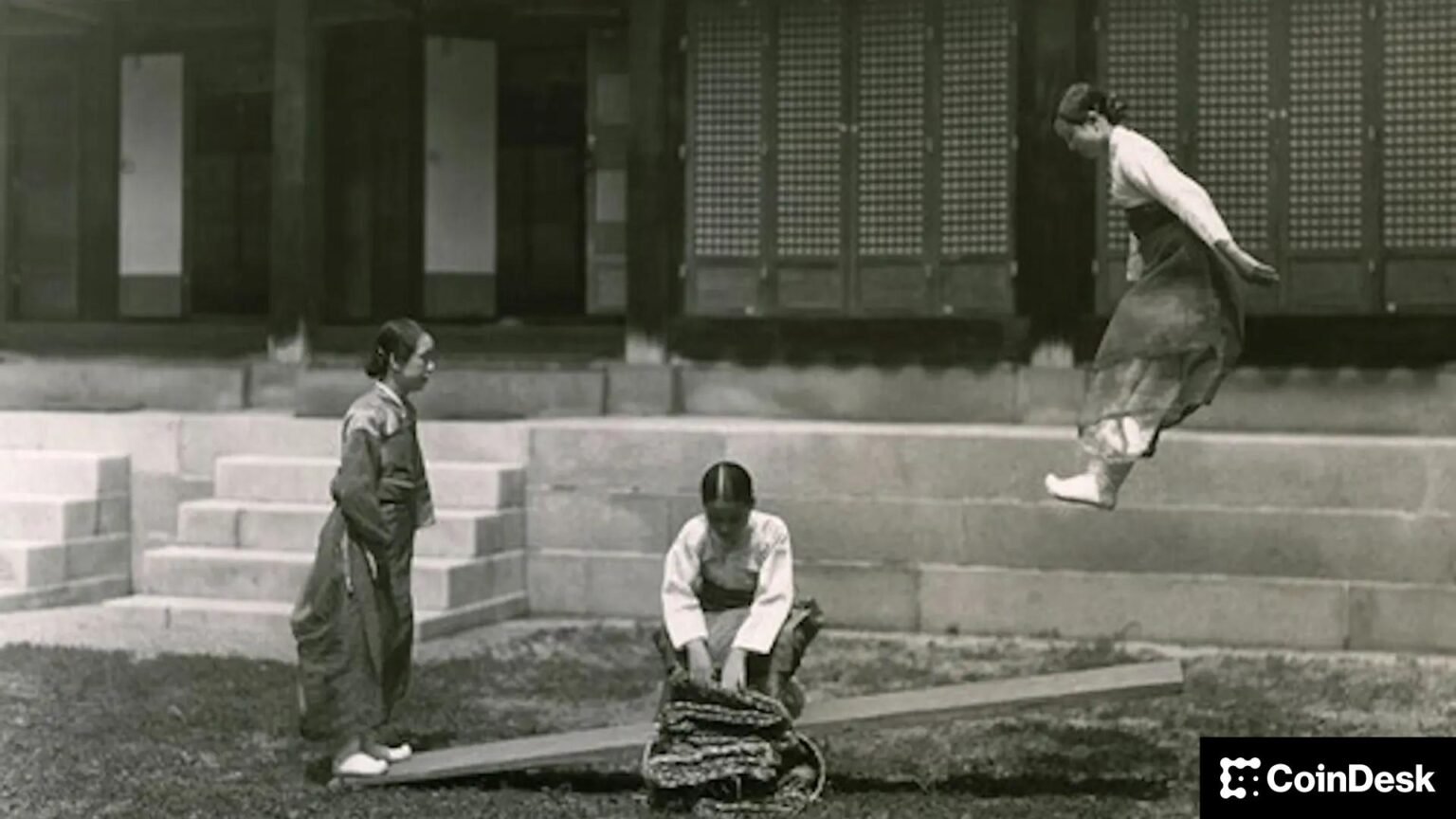 BTC, ETH Hold Gains as Aster’s Leverage-Fueled Volume Hits B