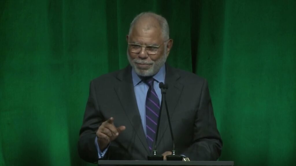 Terry Baquet accepts 2025 Freedom of the Press Local Champion Award