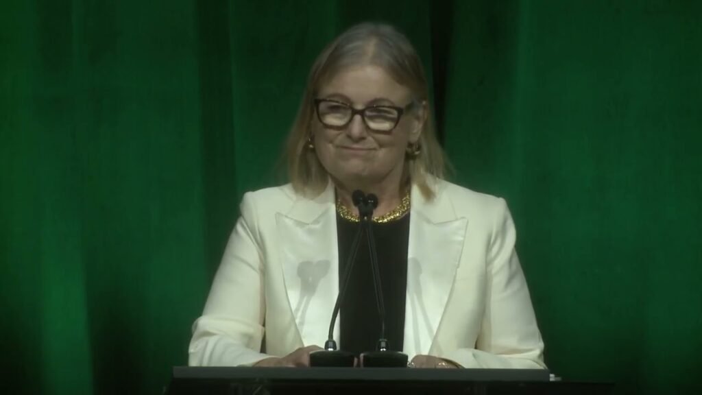 Amanda Bennett accepts 2025 Freedom of the Press Career Achievement Award