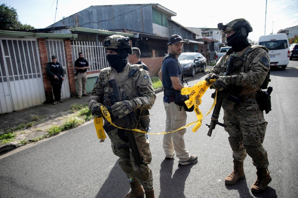 Costa Rican security forces conduct an operation to detain individuals suspected of involvement in the killing of exiled former Nicaraguan military officer Roberto Samcam, in San José, Costa Rica, September 12, 2025. (Photo: Reuters/Stringer)