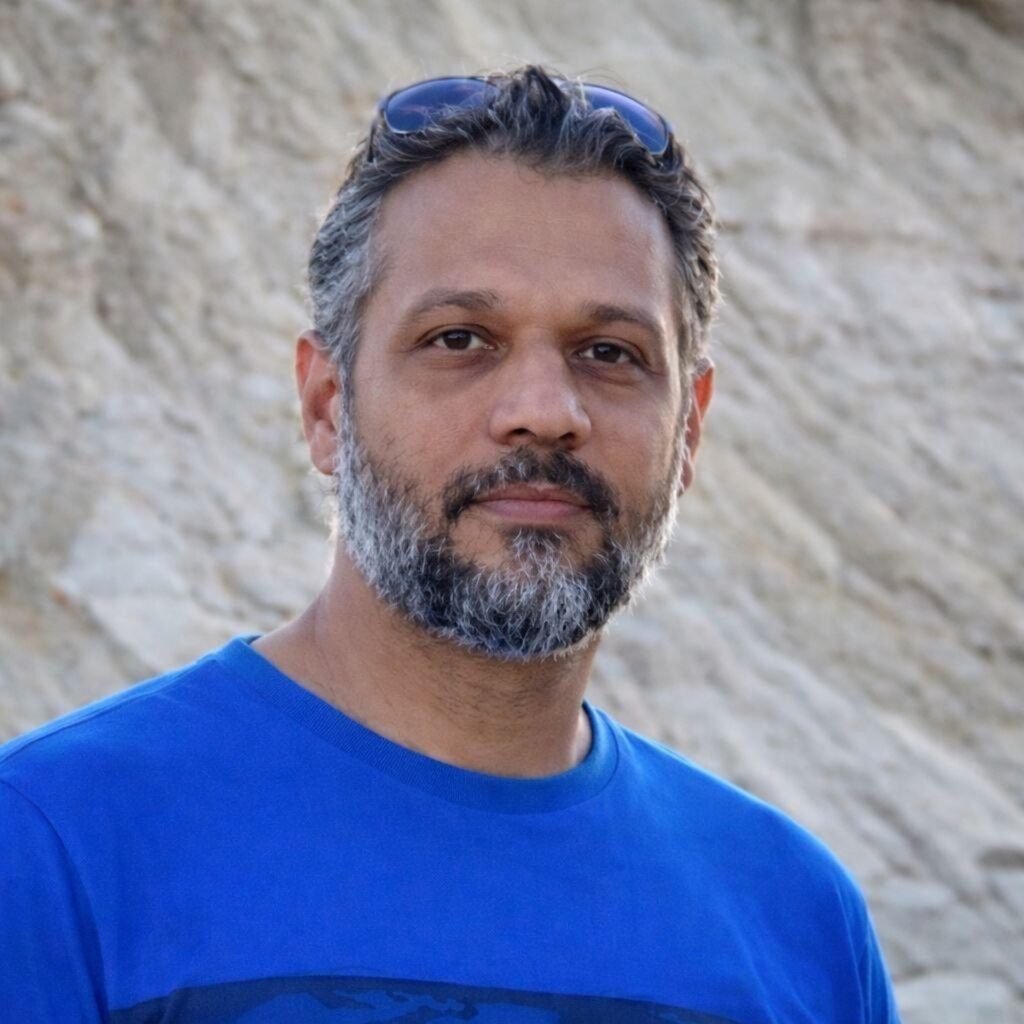 Bahá’í photographer arrested in Iran amid internet blackout