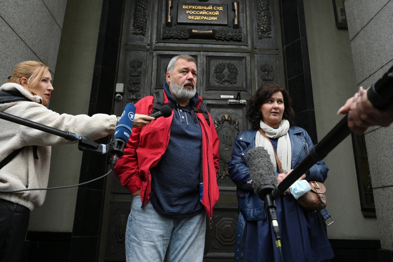 Moscow police raid Novaya Gazeta, detain journalist Oleg Roldugin Moscow police raid Novaya Gazeta, detain journalist Oleg Roldugin