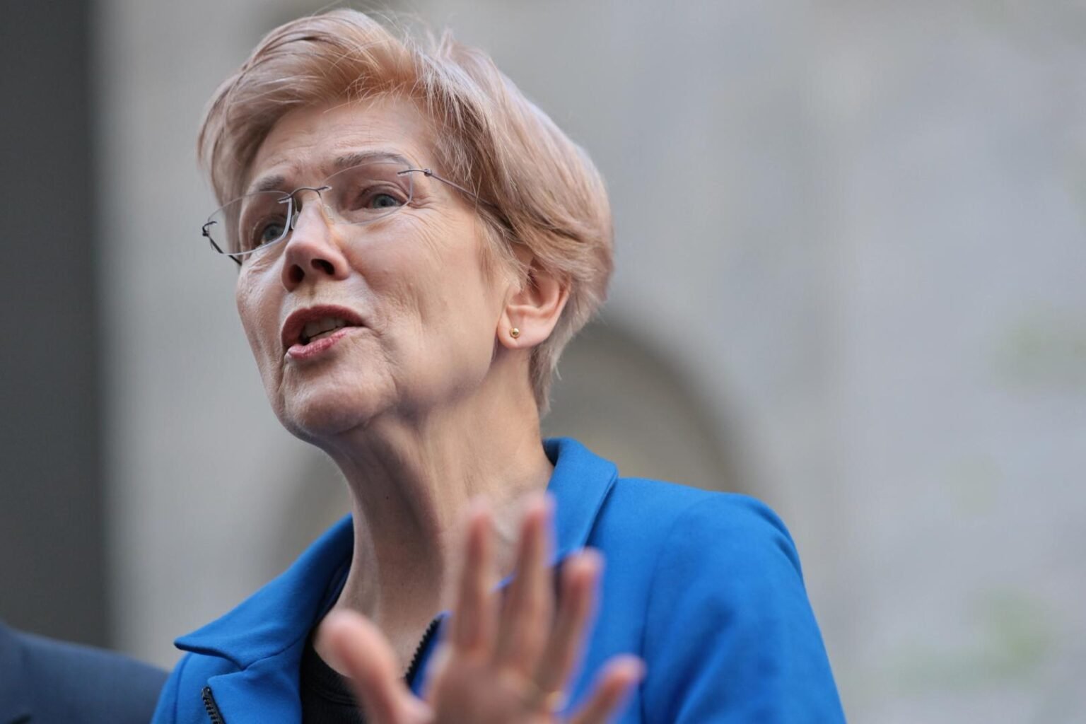 Senator Elizabeth Warren accuses U.S. regulator of approving unqualified crypto banks Senator Elizabeth Warren accuses U.S. regulator of approving unqualified crypto banks