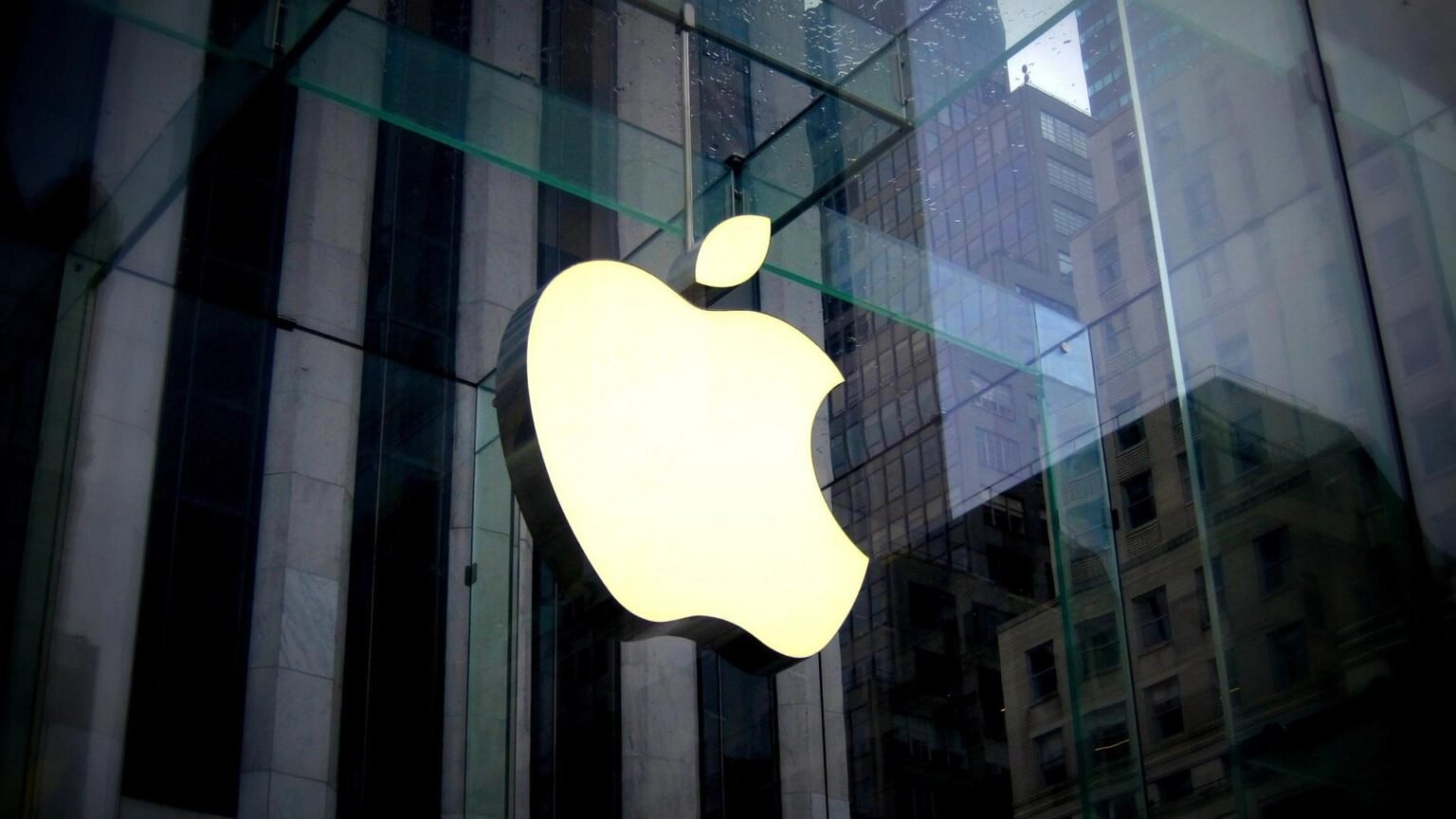 Apple left fake bitcoin wallet on App Store after 5,000 theft report, lawsuit says