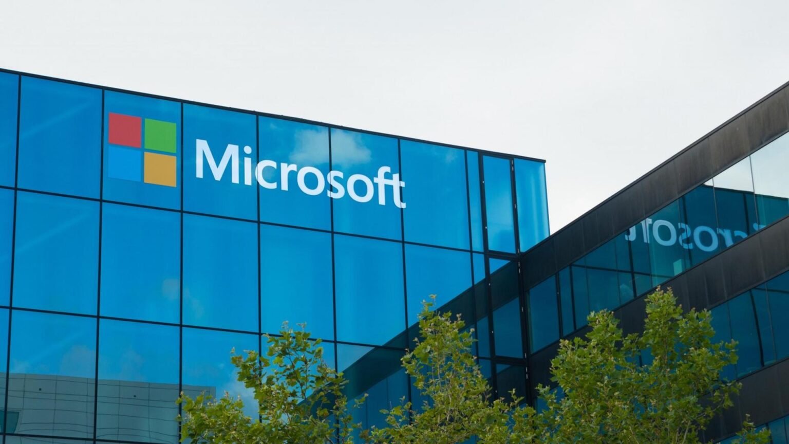 Bitcoin holds near ,000 as Microsoft’s AI payoff lifts stocks