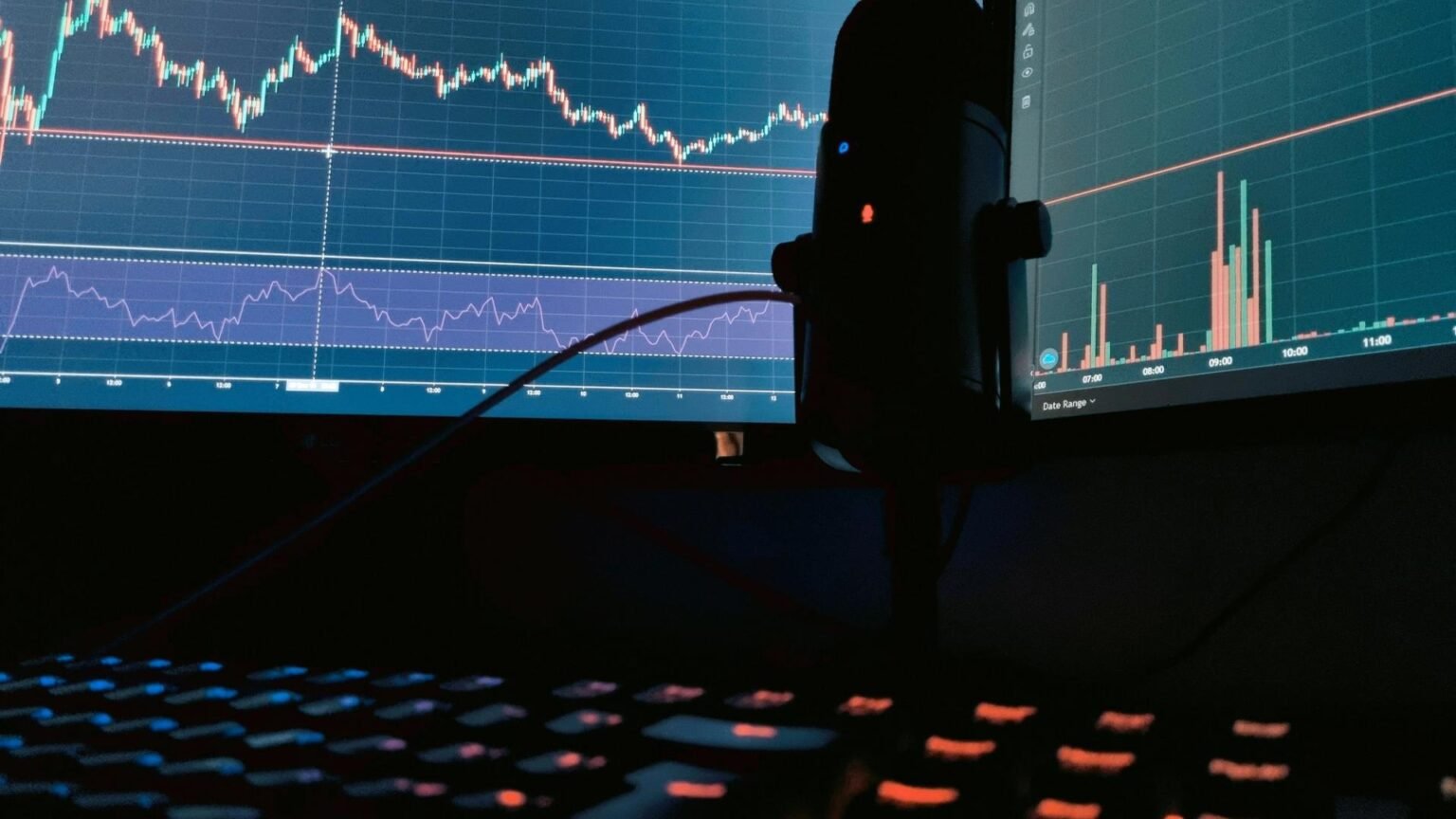 Bitcoin climbs above ,000 while most majors slip