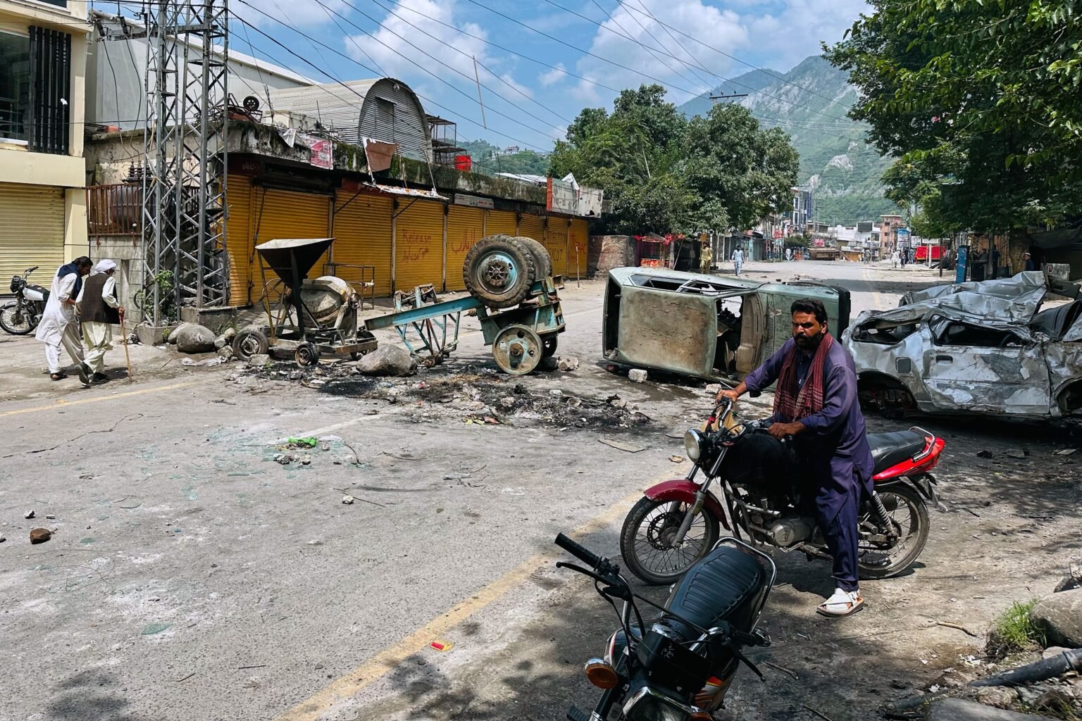 Pakistani journalists Razi Tahir and Muhammad Saif detained amid crackdown on Kashmir reporting Pakistani journalists Razi Tahir and Muhammad Saif detained amid crackdown on Kashmir reporting