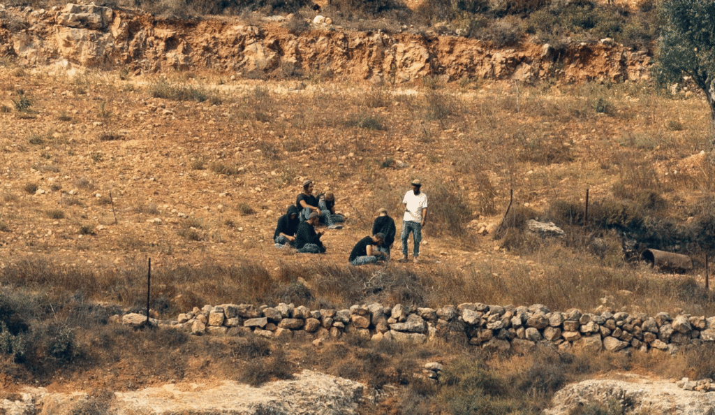 West Bank Settlers Besiege Qusra as Netanyahu Stays Silent West Bank Settlers Besiege Qusra as Netanyahu Stays Silent