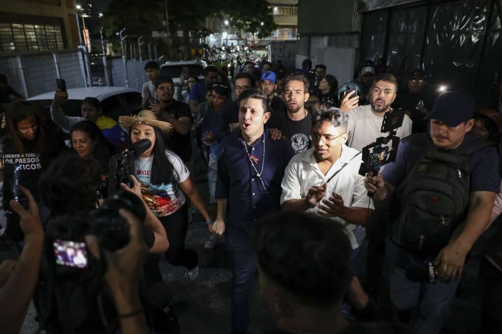 Jesús Armas marching to El Helicoide with other recently released political prisoners.