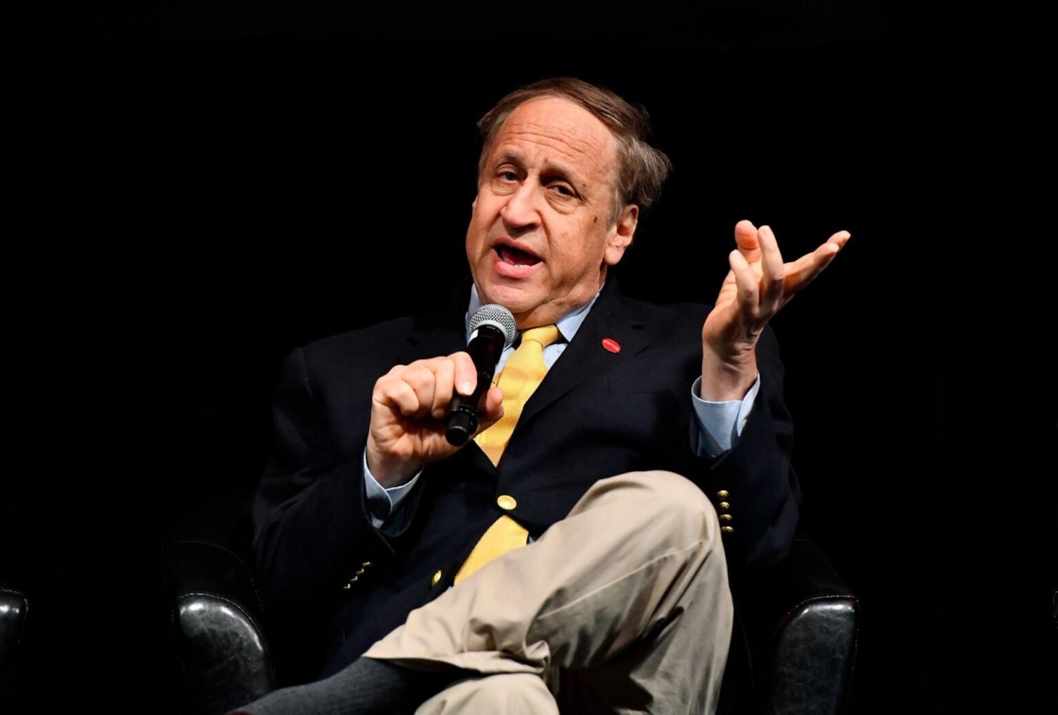 AMC CEO tells Robinhood to stop issuing stock token as industry executives weigh in AMC CEO tells Robinhood to stop issuing stock token as industry executives weigh in
