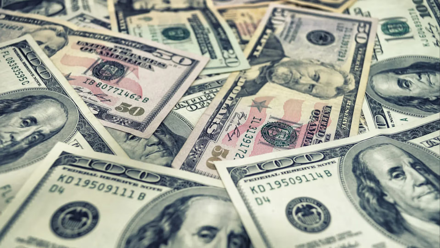 Bitcoin holds ,000 as dollar strengthens and European risks mount