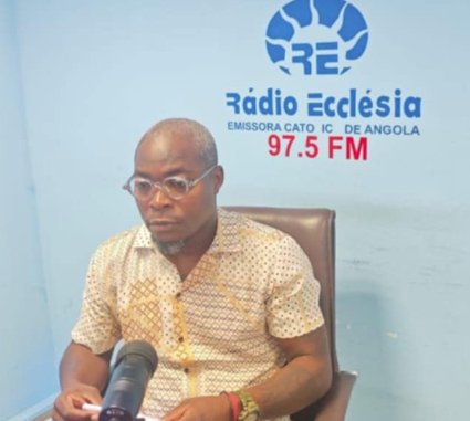 Osvaldo Nascimento, editor of the crime reporting site Na Mira do Crime, is interviewed by a radio station.